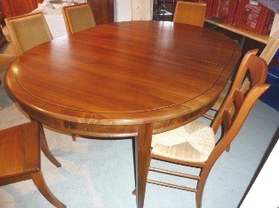 Magnifique table ovale, Directoire, Biedermeier, noyer. 140 x 190 cm. 4 rallonges de 50 cm,. Total 3.90 m.